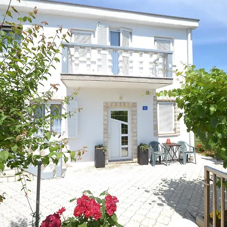 Rosa Apartment Vir